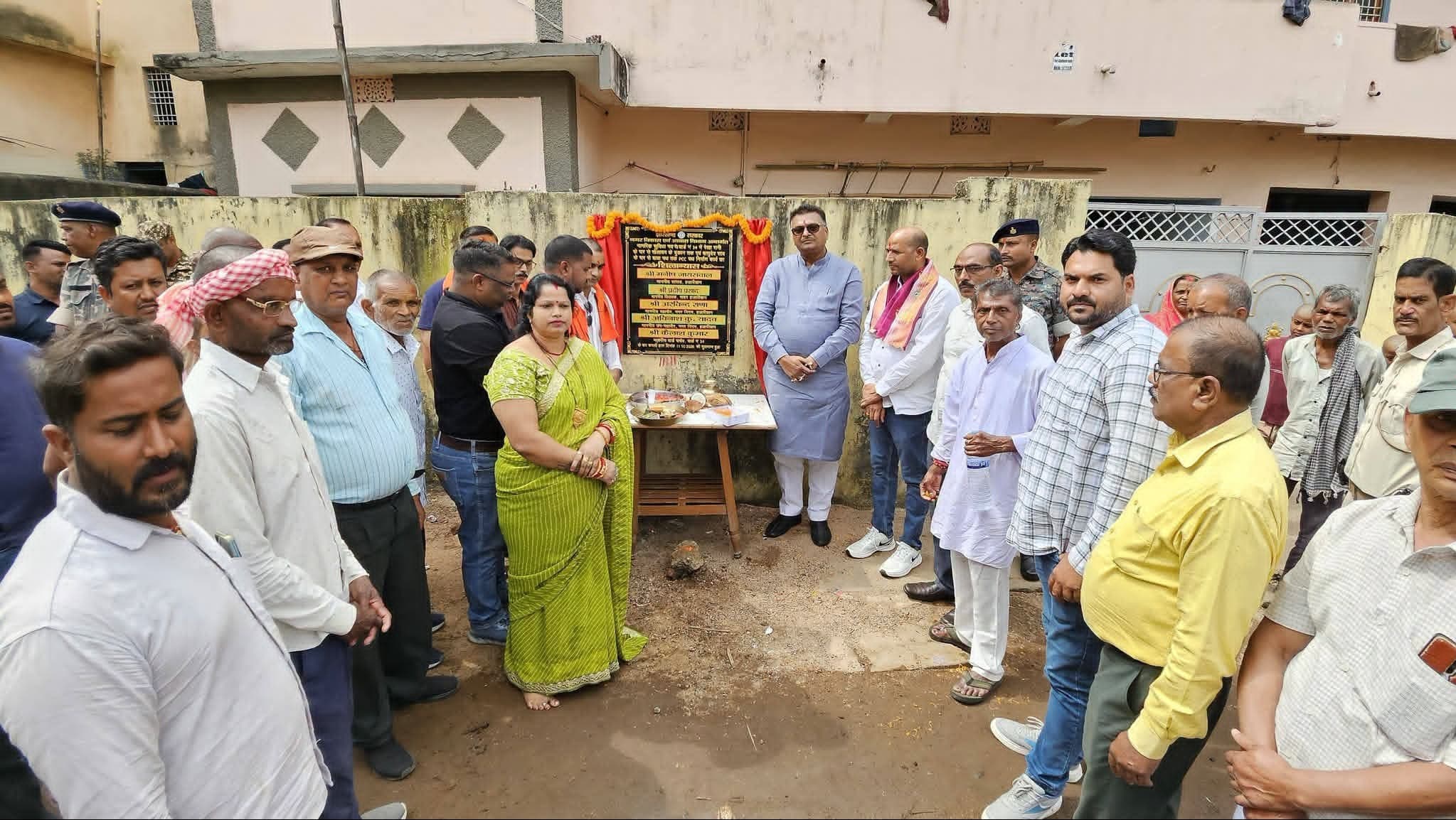 वार्ड 34 में दो पीसीसी सड़कों का होगा निर्माण, सांसद मनीष जायसवाल ने किया शिलान्यास
