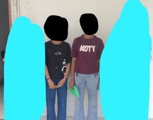 टाटीझरिया थाना पुलिस ने आरपीएफ रांची के सहयोग से दो नाबालिग लड़कियों को सकुशल बरामद कर परिजनों को सौंपा