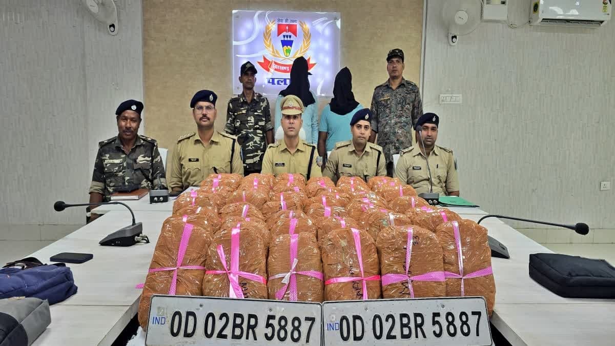 पलामू में 121 किलो गांजा बरामद, दो तस्कर गिरफ्तार