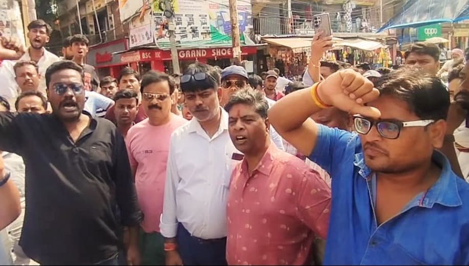 बेख़ौफ़ अपराधियों ने युवक की गोली मारकर की हत्या, फूटा जनाक्रोश झंडा चौक जाम