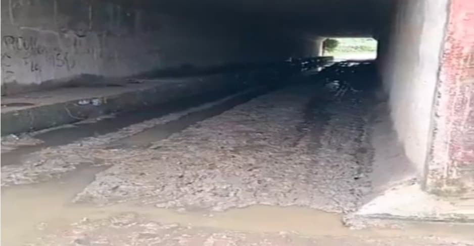 सुविधा के लिए बना रेलवे अंडरपास बना परेशानी का सबब, बारिश में कीचड़ और रात में अंधेरे के बीच गुजरने को मजबूर ग्रामीण