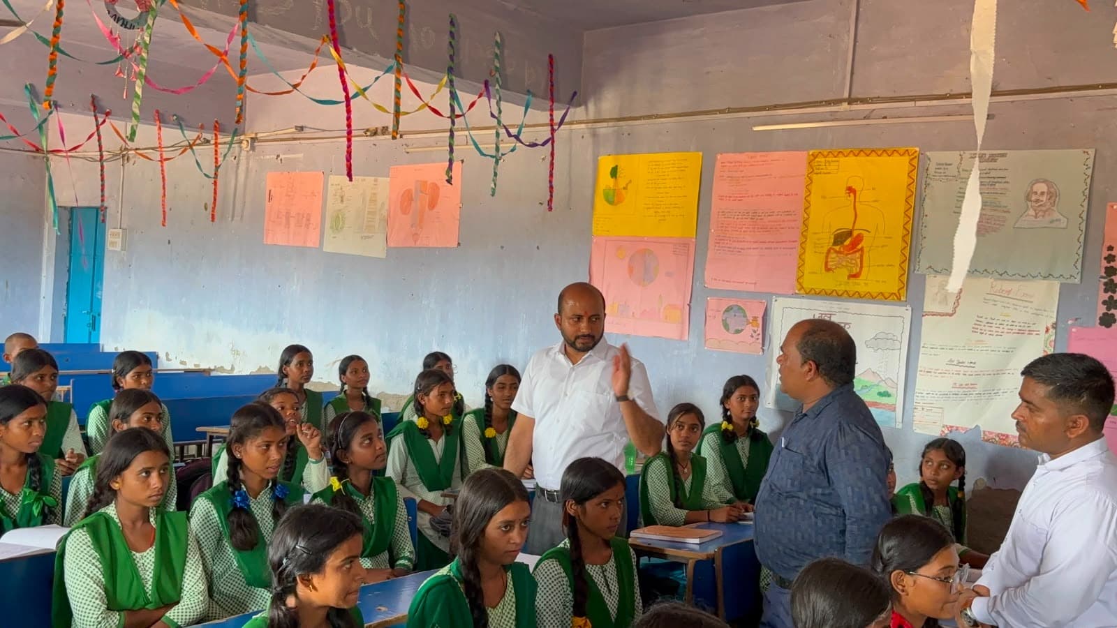 उपायुक्त ऋतुराज बने ‘क्लास टीचर’, ब्लैकबोर्ड पर पढ़ाया पाठ; ससमय सिलेबस पूरा करने का दिया निर्देश