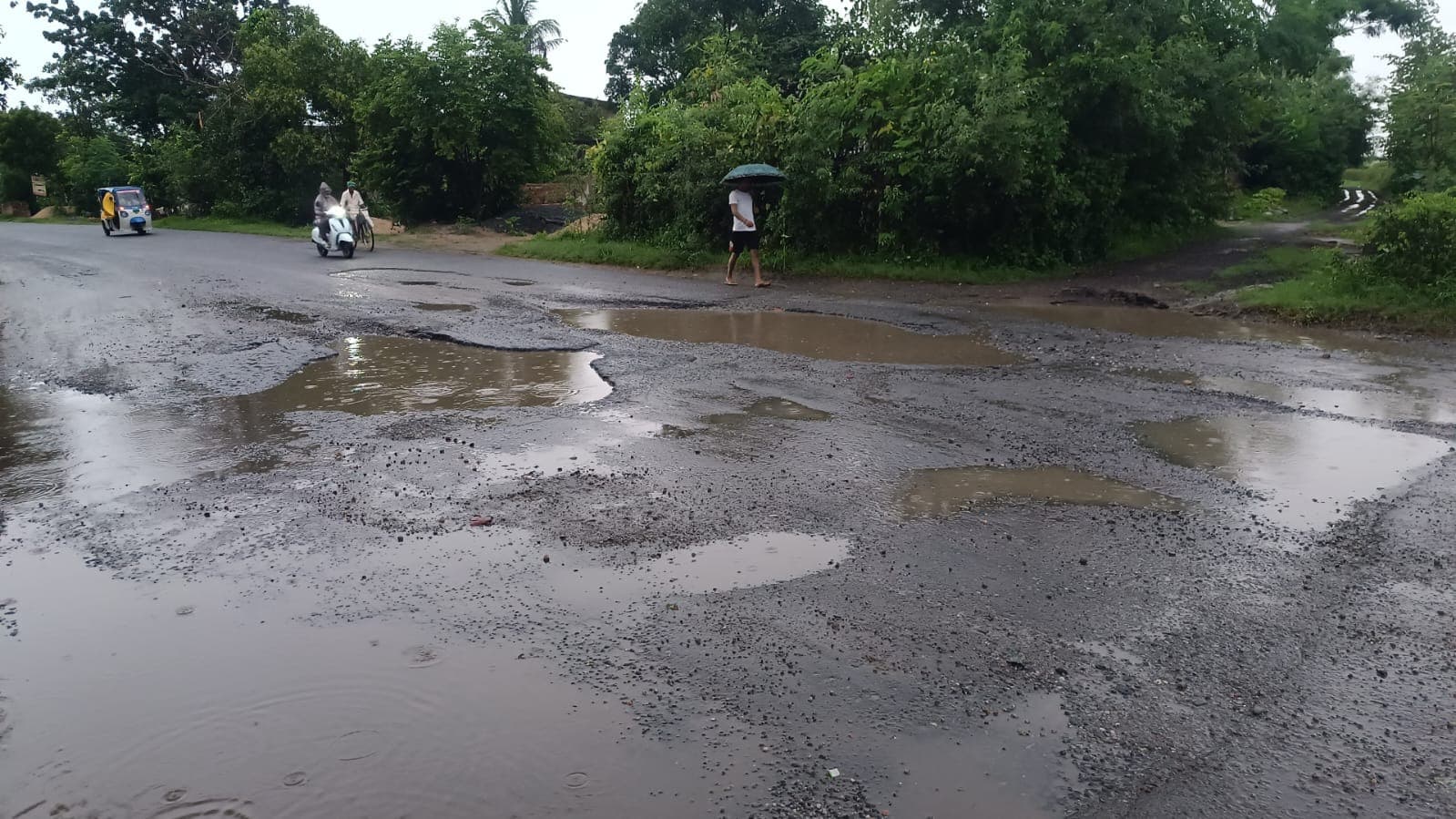 गड्ढों में तब्दील चौपारण-चतरा मार्ग, दादपुर नहर के पास मंडरा रहा हादसे का खतरा