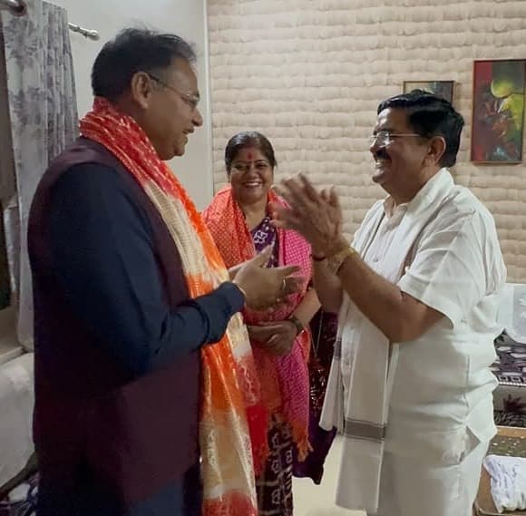 महसाणा में भाजपा जिला अध्यक्ष गिरीशभाई राजगौर से मिलीं शेफाली गुप्ता, नवरात्रि उत्सव में हुईं शामिल
