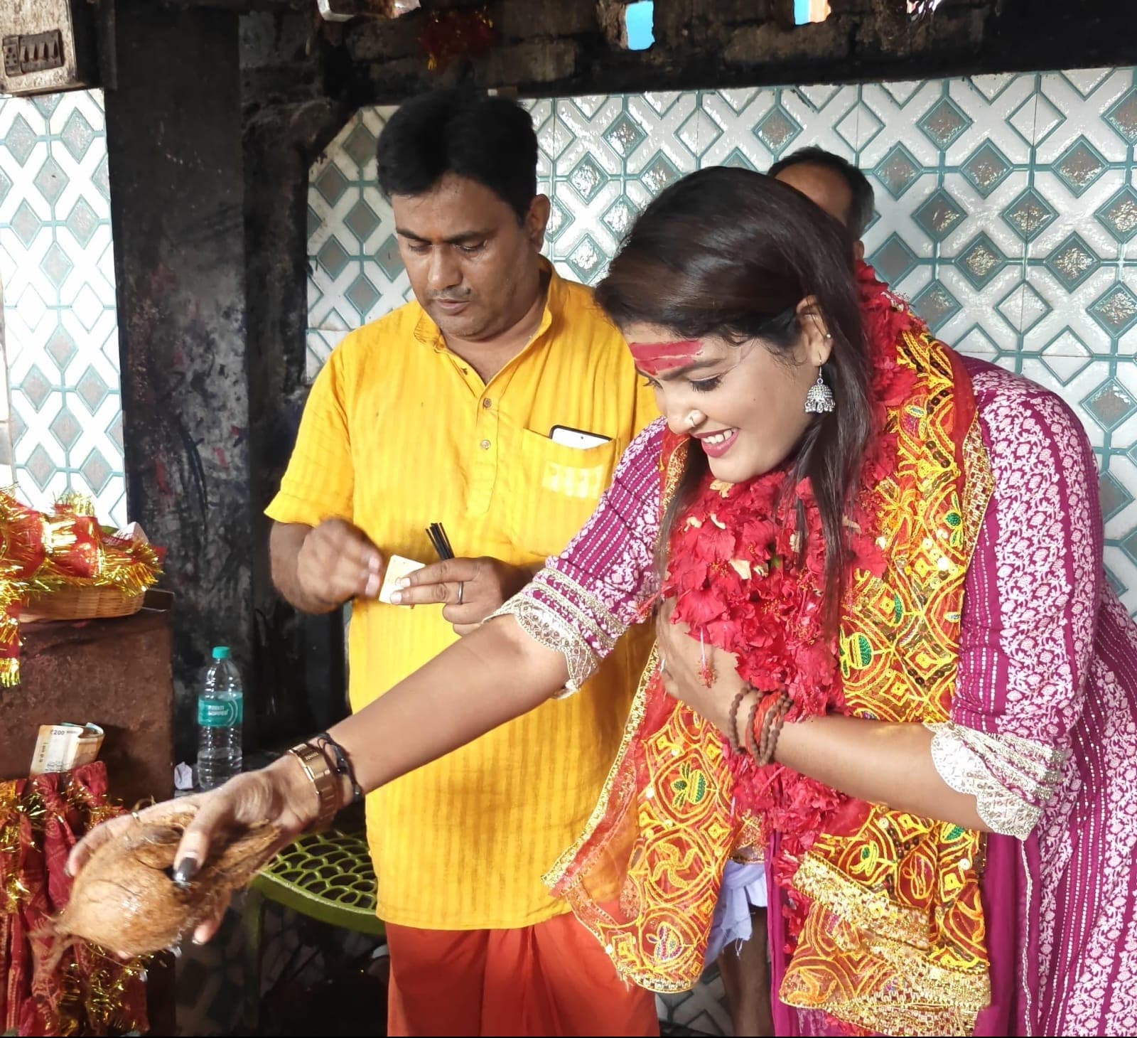 भोजपुरी की प्रसिद्ध लोक गायिका निशा उपाध्याय पहुंची रजरप्पा, मां भगवती के समक्ष टेका मत्था