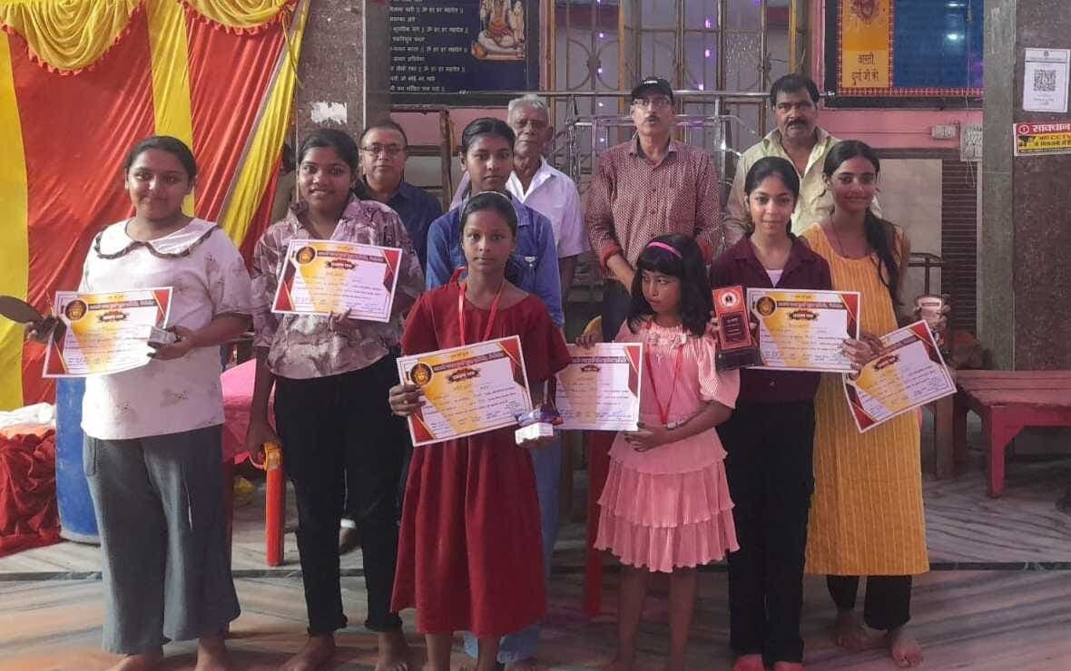 बच्चियाँ ने बिखेरे मेंहदी के रंग