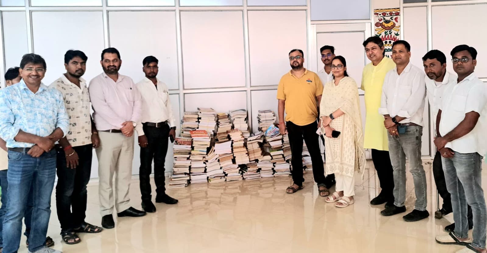हजारीबाग कोचिंग एसोसिएशन ने जिला पुस्तकालय के लिए भेंट की 2500 से अधिक पुस्तकें