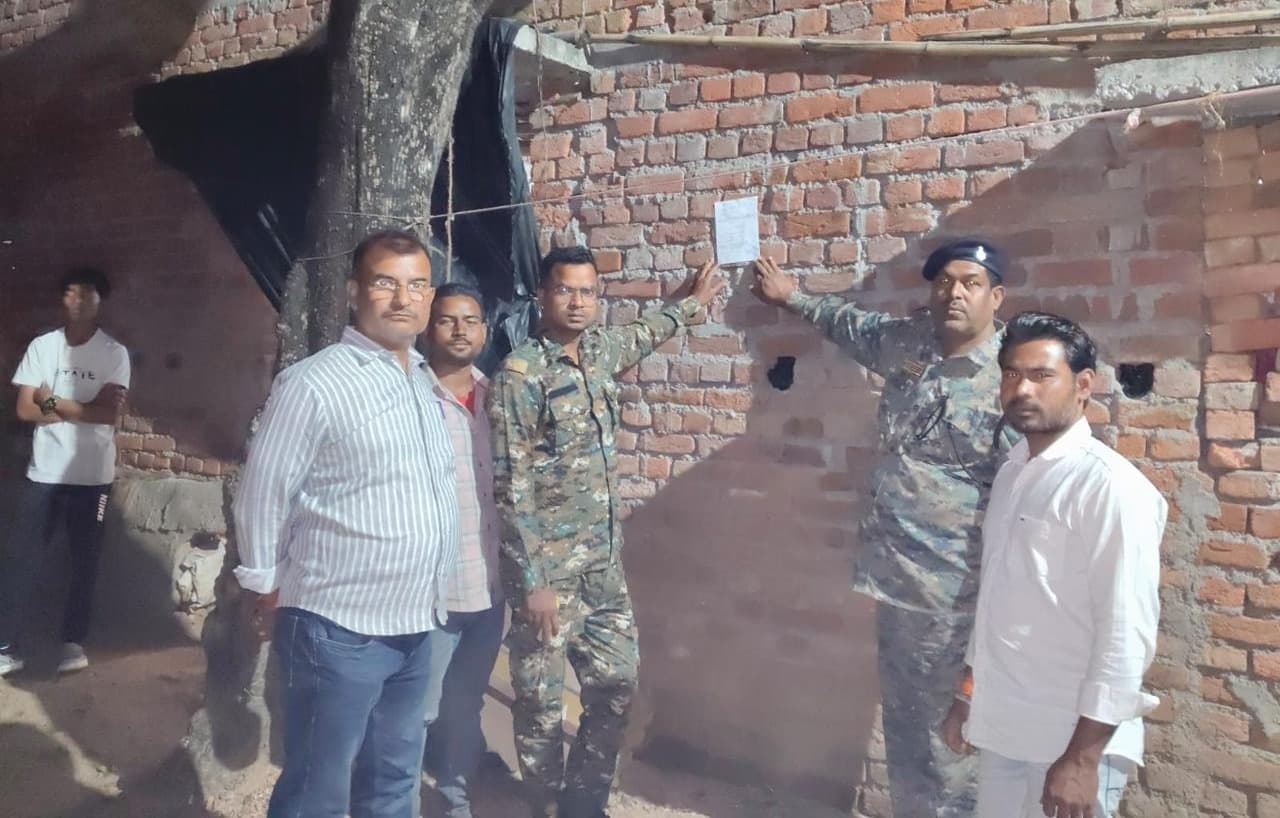 दो फरार आरोपितों के घर पुलिस ने चिपकाया इश्तिहार