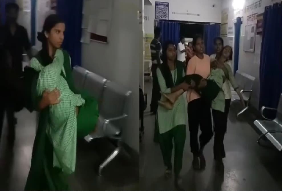 कोडरमा के कस्तूरबा विद्यालय में छात्राओं का हंगामा, प्रदर्शन के दौरान कई बेहोश; खराब व्यवस्था पर जताया आक्रोश