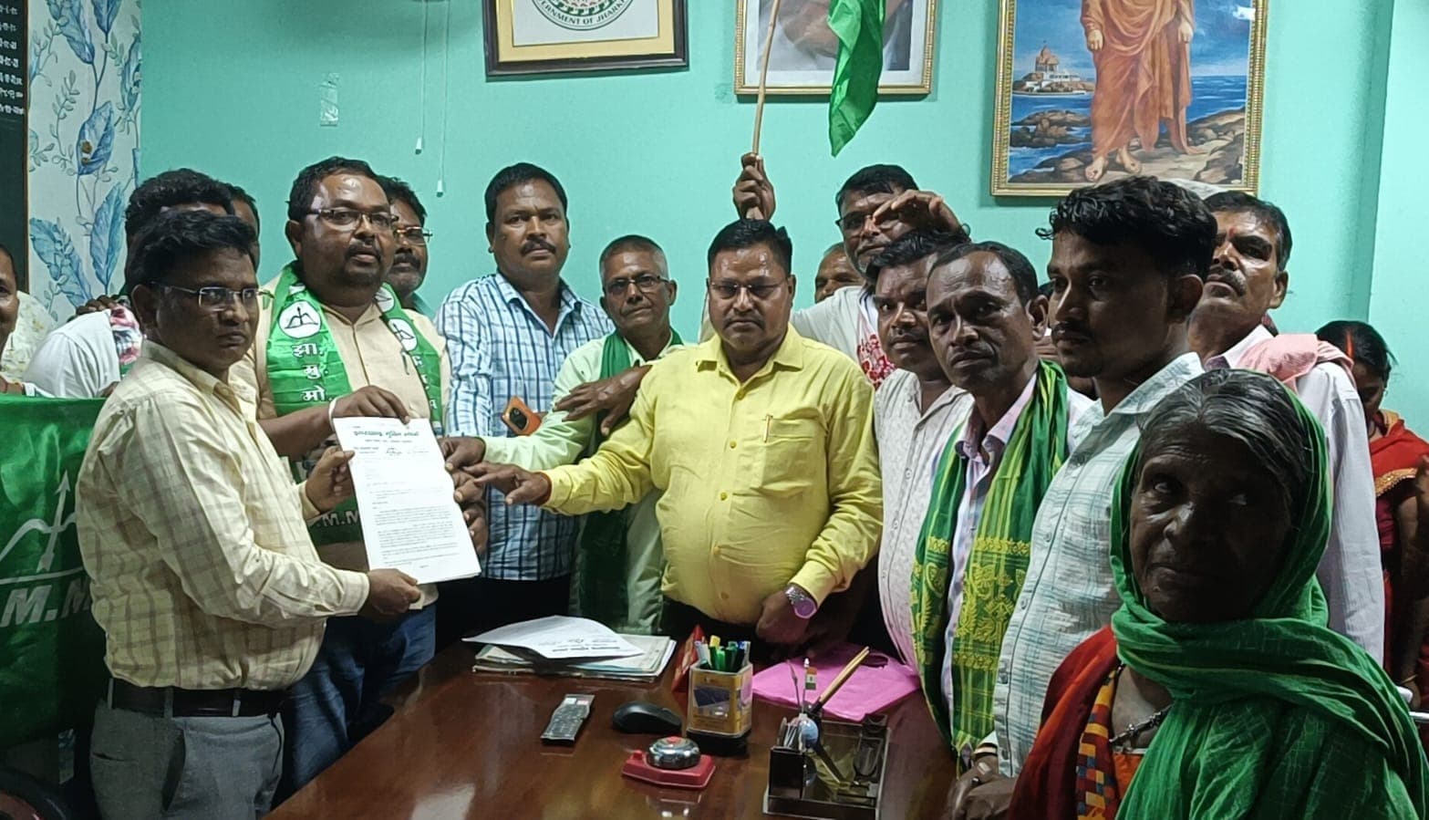 एमएमडीआर संशोधन बिल के खिलाफ झामुमो का चुरचू में धरना-प्रदर्शन