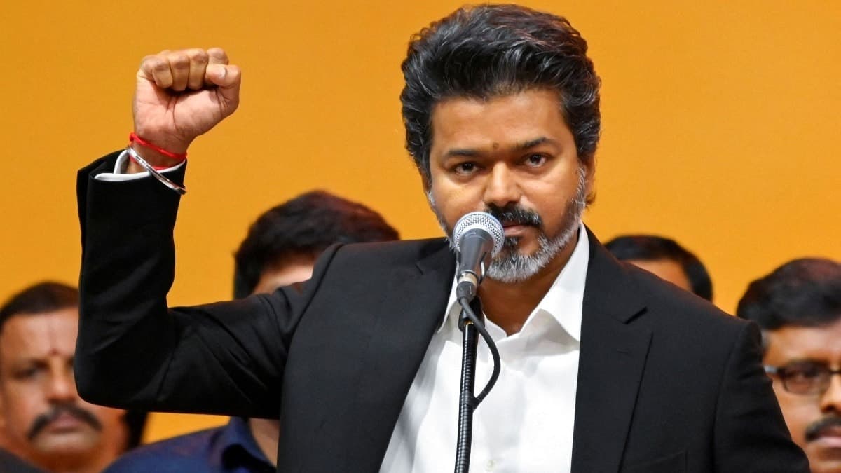 लंदन में सुरक्षा कारणों से CM विजय का कार्यक्रम रद्द, द शार्ड के बाहर जुटे सैकड़ों प्रशंसक