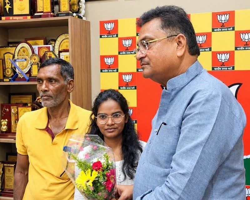 आर्थिक तंगी के बीच आईएएस बनने के सपने को मिला संबल, सांसद मनीष जायसवाल ने बढ़ाया मदद का हाथ