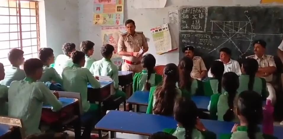 नशे के खिलाफ जागरूकता अभियान: थाना प्रभारी ने स्कूली बच्चों को दिलाई नशामुक्ति की शपथ