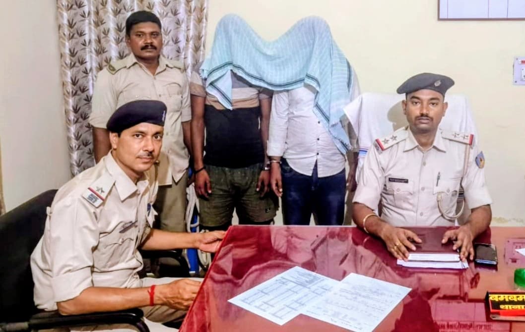 टाटा मैजिक वाहन से अवैध शराब की खेप बरामद, दो गिरफ्तार 