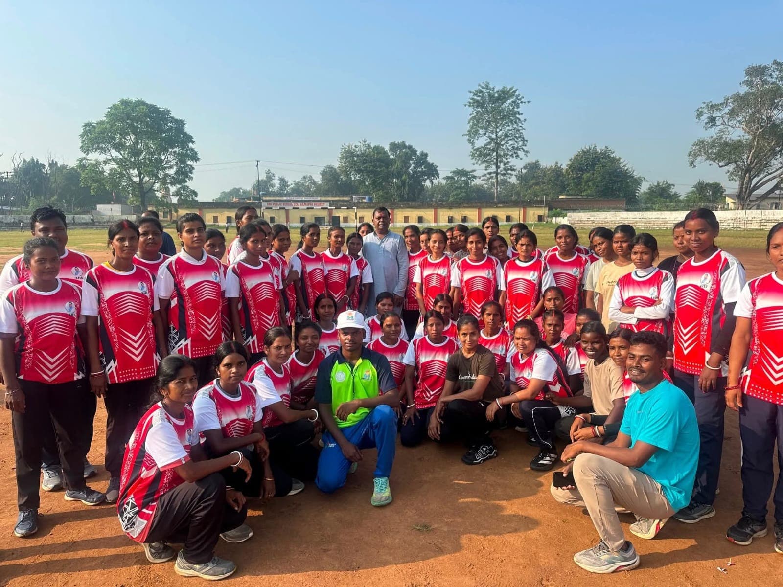 खेल को बढ़ावा देने के लिए सांसद ने किया खिलाड़ियों के बीच टीशर्ट का वितरण