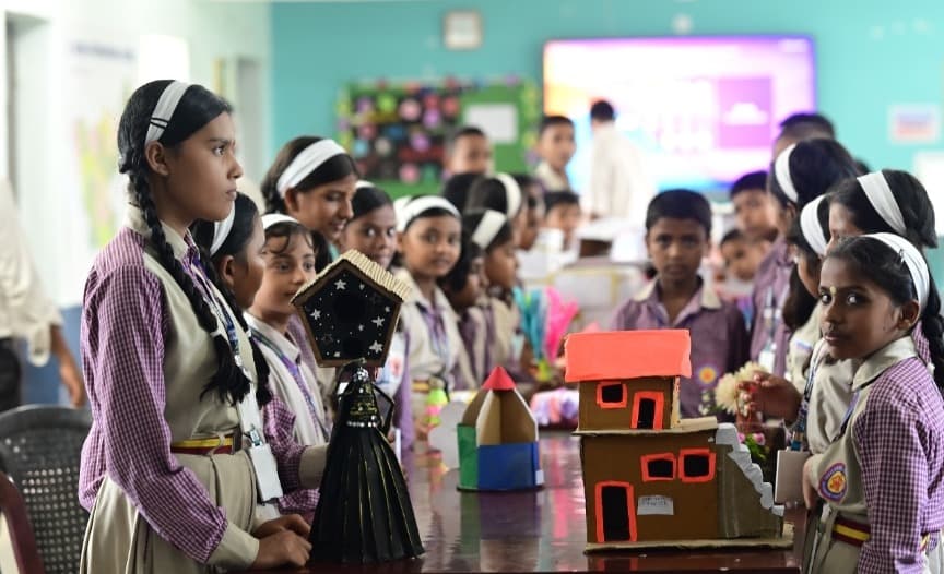 श्रीदस इंटरनेशनल स्कूल में "बेस्ट फ्रॉम वेस्ट" प्रतियोगिता, कबाड़ से सजी आकर्षक कलाकृतियां  