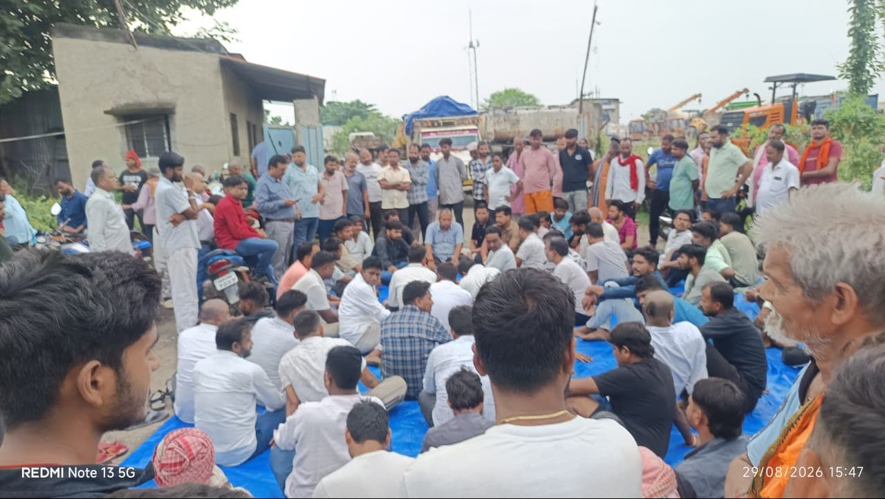 सिंघरावां में मासूम की मौत पर फूटा ग्रामीणों का गुस्सा, सड़क निर्माण कंपनी के गेट पर धरना