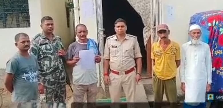 फरार अभियुक्त के घर व प्रमुख चौक-चौराहों पर चिपकाया गया इश्तेहार