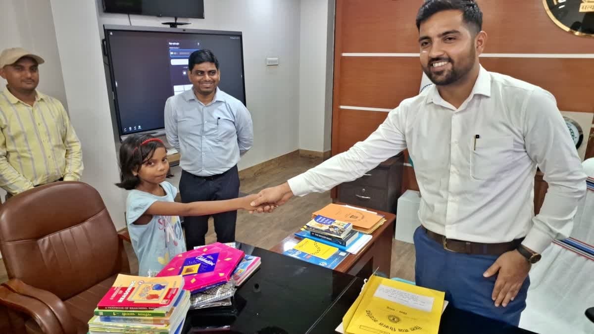 बाढ़ में बह गईं किताबें, पढ़ाई छूटने के डर से परेशान थी कृतिका; पलामू DC ने पहुंचाई मदद