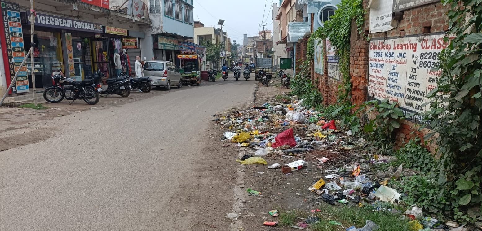 गिरिडीह नगर निगम की लापरवाही से वार्ड नंबर 8 में गंदगी का अंबार, लोगों का जीना हुआ मुहाल