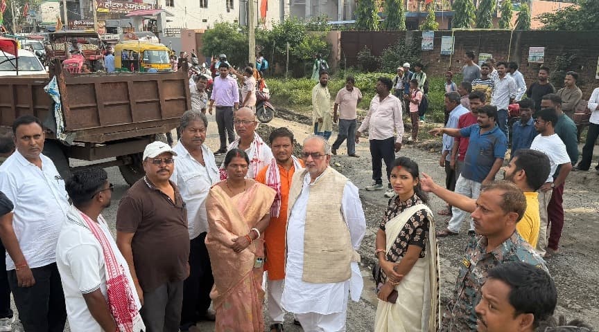 धनबाद-गया रोड पर जानलेवा गड्ढों से मिलेगी राहत, बरही विधायक मनोज यादव ने मौके पर पहुंचकर शुरू कराया पैचवर्क
