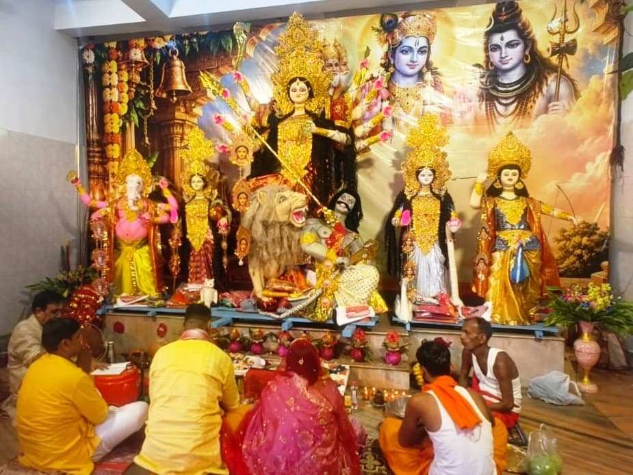 बिरसा चौक दुर्गा मंडप में मां दुर्गा के दर्शन को उमड़ी श्रद्धालुओं की भीड़
