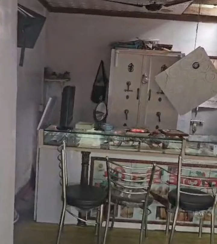 बोकारो के सेक्टर-4 में ज्वेलरी दुकान में बड़ी चोरी, एस्बेस्टस की छत तोड़कर लाखों के आभूषण ले उड़े चोर