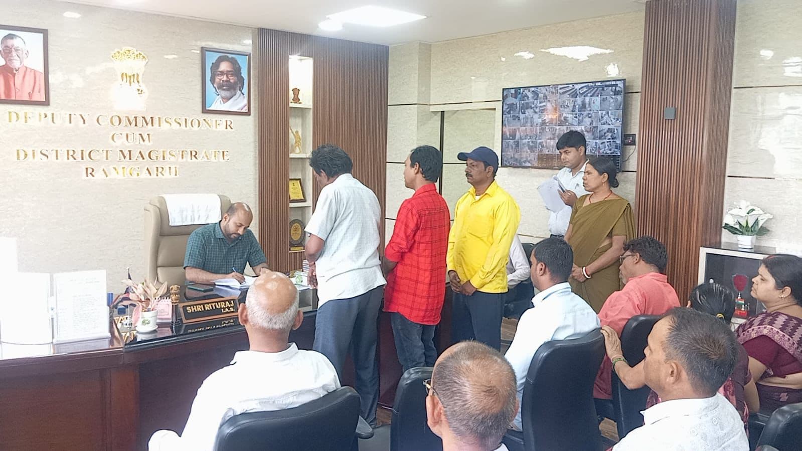 जनता दरबार में उपायुक्त ऋतुराज ने सुनीं जन समस्याएं, त्वरित निष्पादन के दिए निर्देश