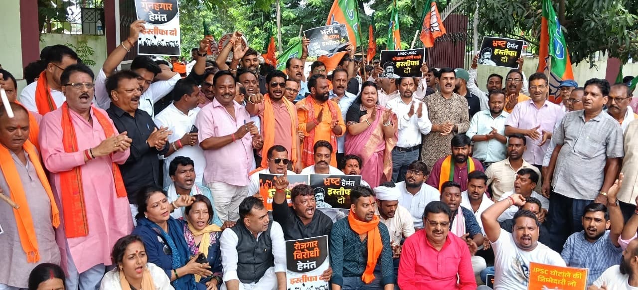 वर्ष 2019 के बाद हुई सभी जेपीएससी, जेएसएससी, सीजीएल समेत अन्य भर्ती परीक्षाओं की निष्पक्ष जांच की मांग, राज्यपाल के नाम सौंपा ज्ञापन