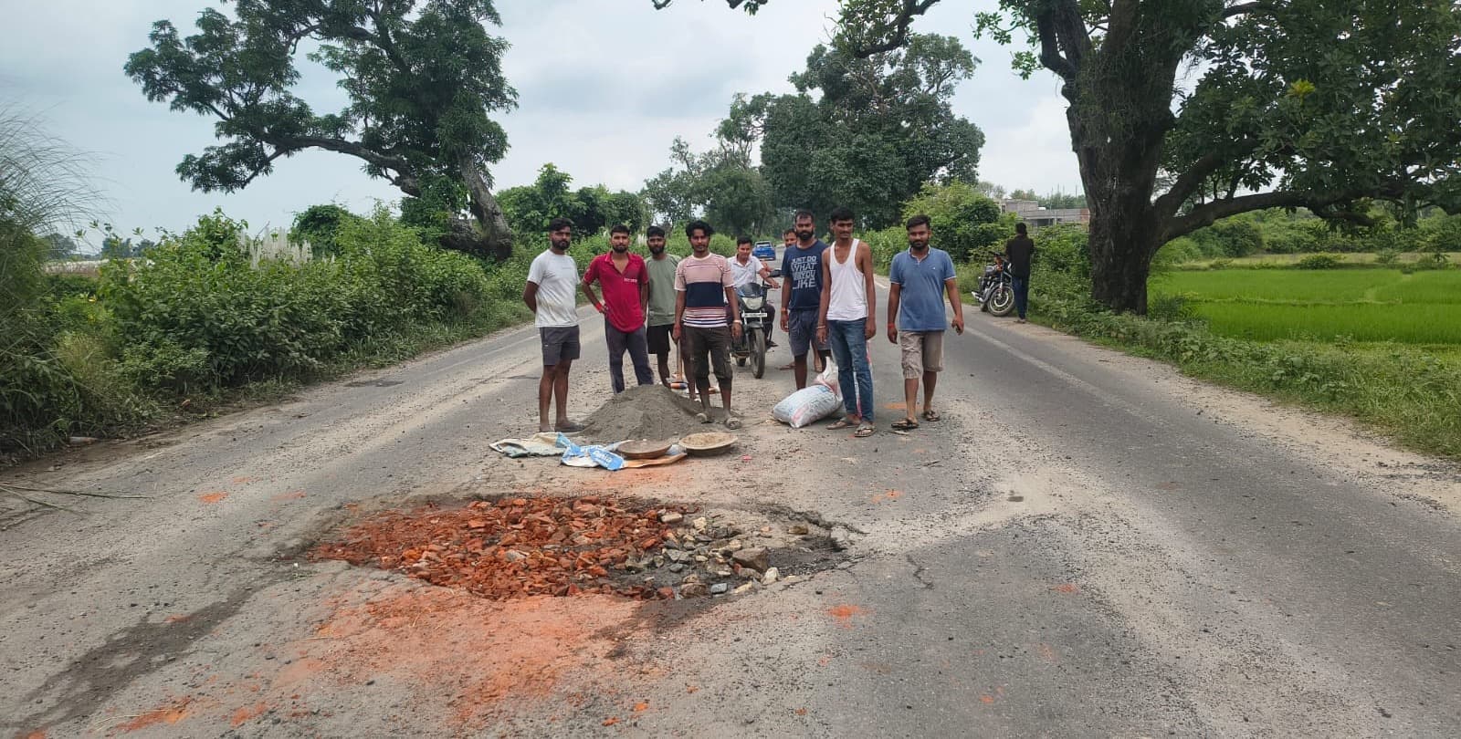 सरकारी सिस्टम को आईना दिखा गए दैहर के युवा, चंदा जुटाकर खुद भर दिए सड़क के जानलेवा गड्ढे