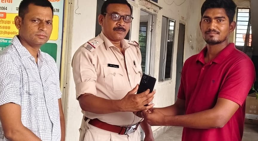CEIR पोर्टल से बरही पुलिस ने बरामद किए खोए-चोरी के मोबाइल, असली मालिकों को लौटाए  