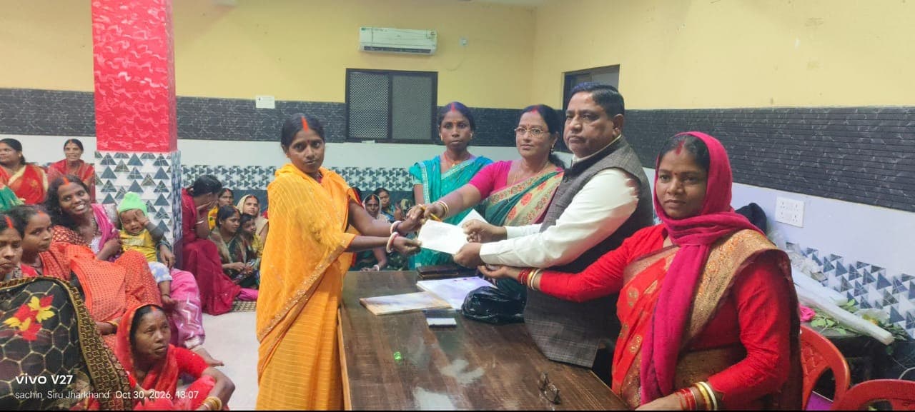 उज्ज्वला फाउंडेशन ने 114 महिला सदस्यों के बीच बांटी बचत राशि