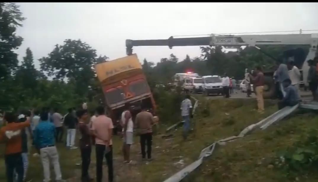 डेढ़ टंगवा घाटी में मौत का तांडव, बेकाबू कंटेनर ने बाइक और ऑटो को रौंदा; छह की मौत