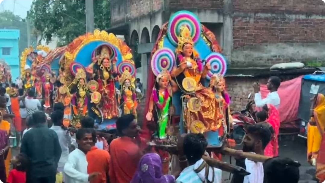 बारिश भी नहीं रोक पाई आस्था! कंधों पर सैकड़ों मां मनसा की प्रतिमाएं लेकर निकले श्रद्धालु, गूंजते रहे जयकारे
