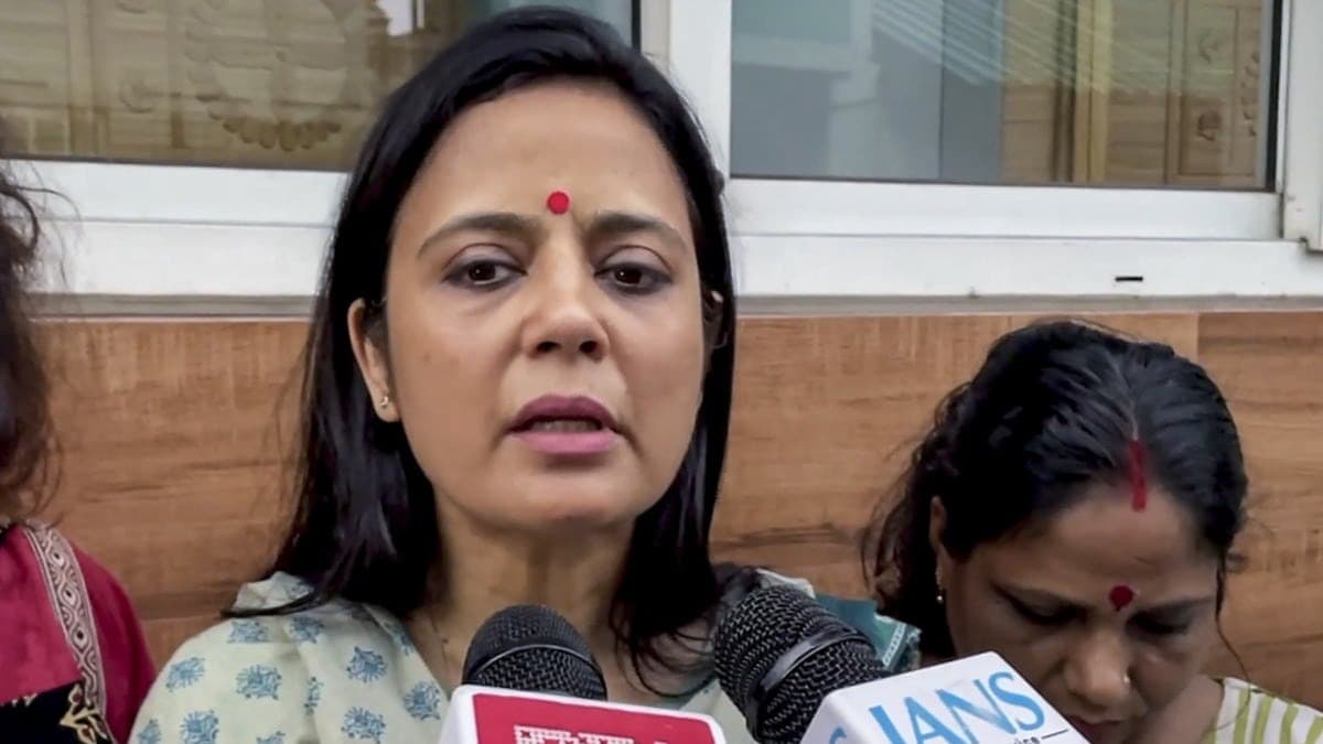 तेहट्टा में महुआ मोइत्रा पर फेंके गए अंडे, BJP कार्यकर्ताओं पर आरोप