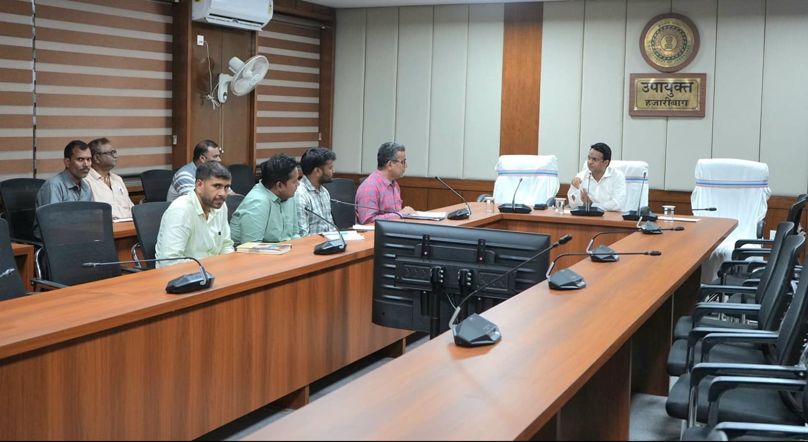 हजारीबाग में भूमि संरक्षण योजनाओं की समीक्षा, डीसी ने समय पर काम पूरा करने का दिया निर्देश