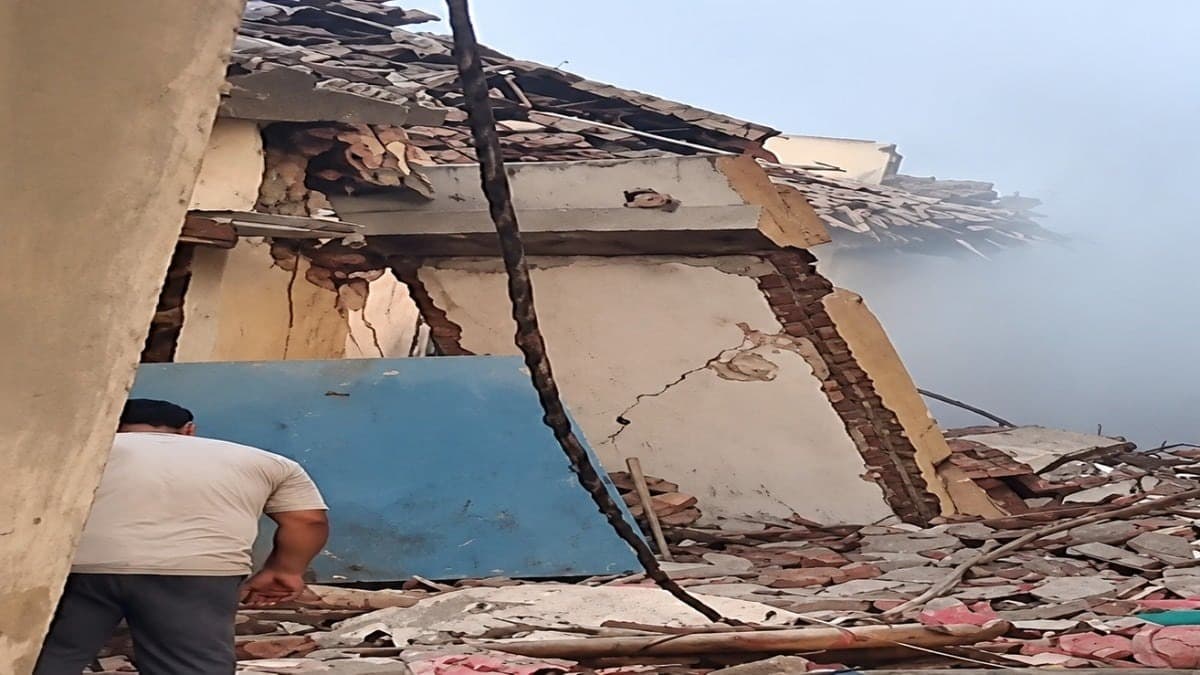 फतेहपुर में गैस सिलेंडर फटने से मकान ढहा, मलबे में दबे लोग