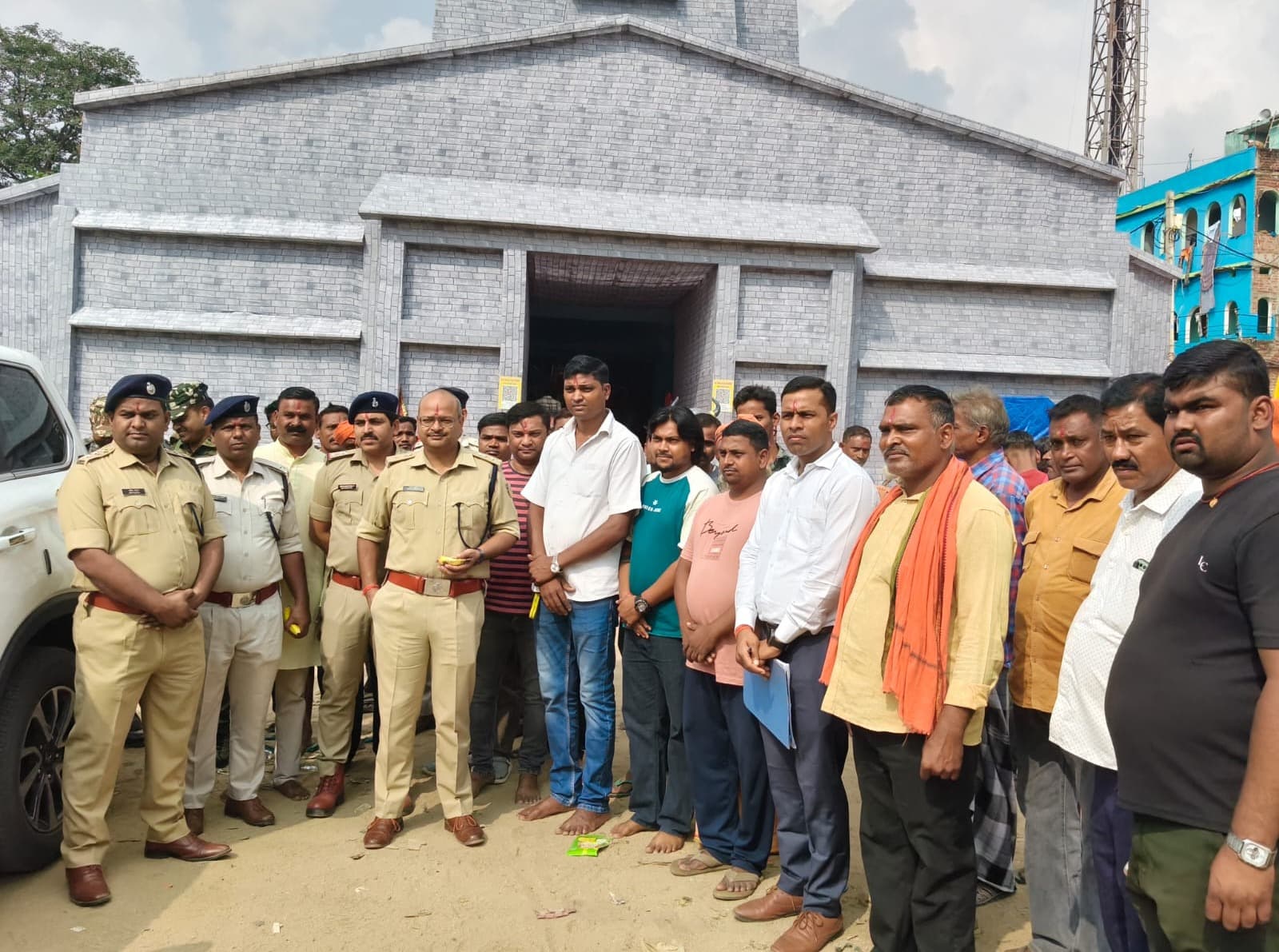 दुर्गा पूजा को लेकर एसपी ने बड़कागांव के पूजा पंडालों का किया औचक निरीक्षण