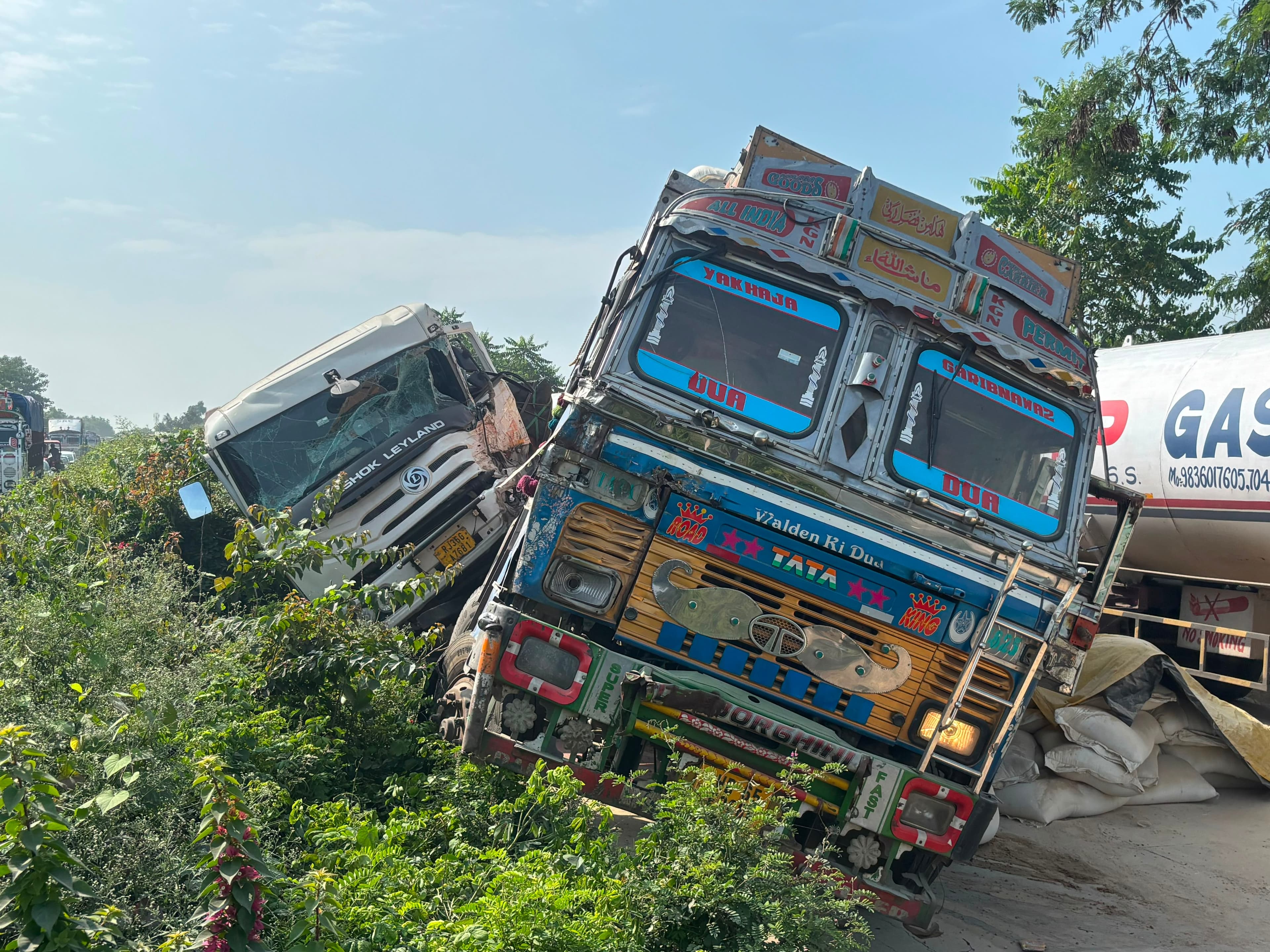 दनुआ घाटी मे सड़क दुर्घटना, कई वाहन आपस मे टकराए