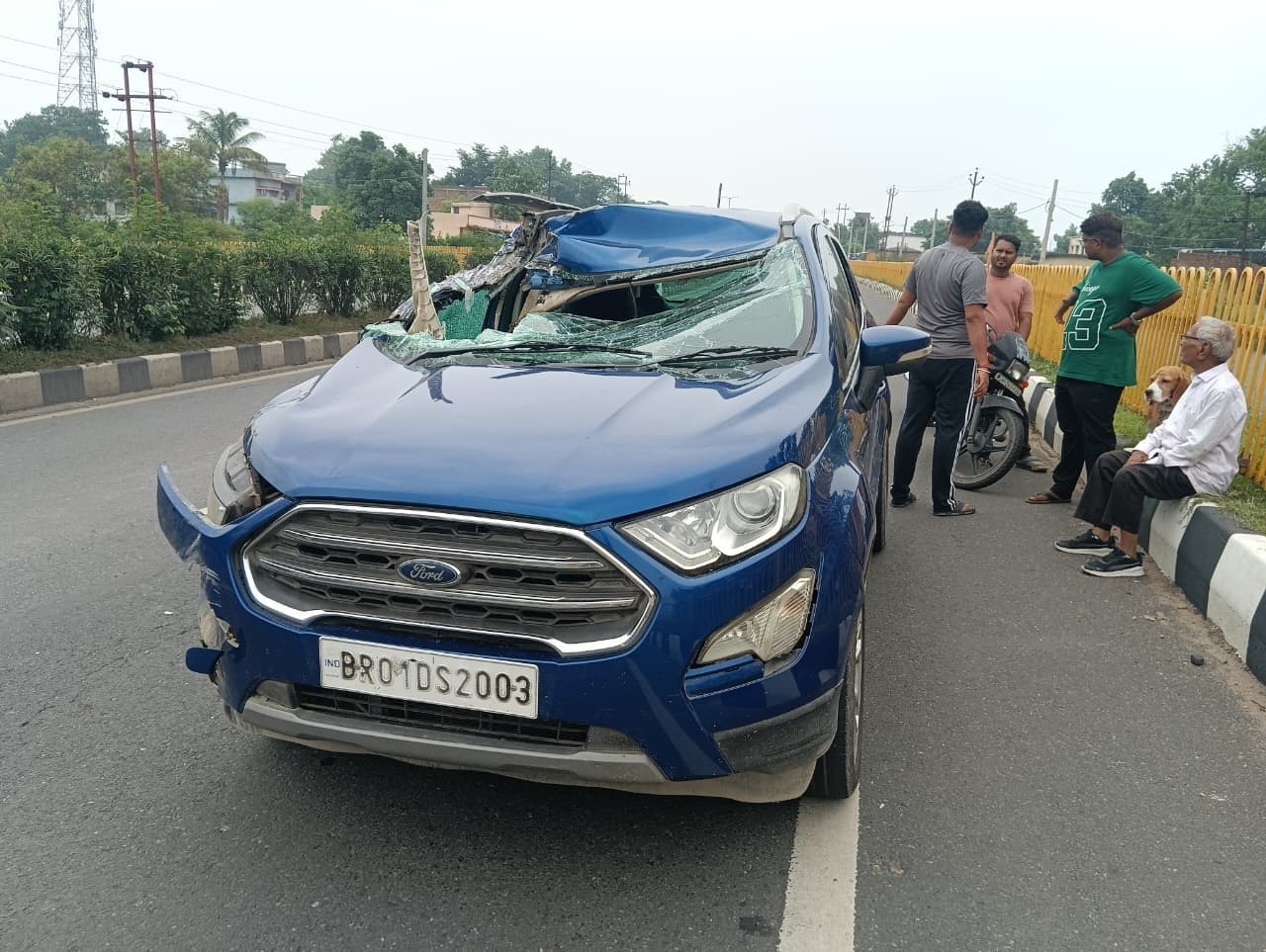 एनएच-33 पर ट्रेलर ने अचानक लगाया ब्रेक, पीछे से टकराई कार; चालक घायल