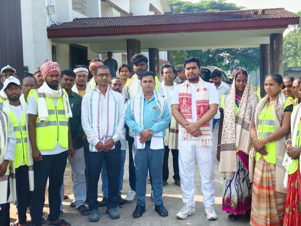 सफाई मित्रों को शॉल-गमछा देकर किया सम्मानित, सुरक्षा का दिया संदेश