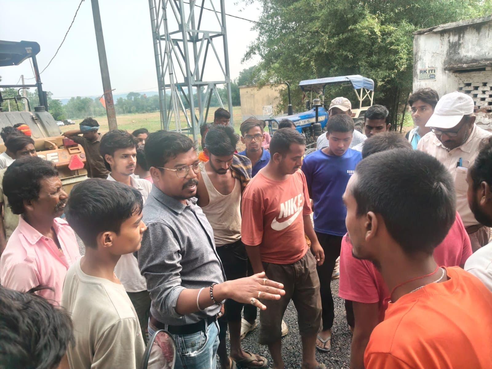 JE को बुलाकर ग्रामीणों ने खोली पोल, गर्री खुर्द से बरियातू सड़क निर्माण में घोर अनियमितता,
