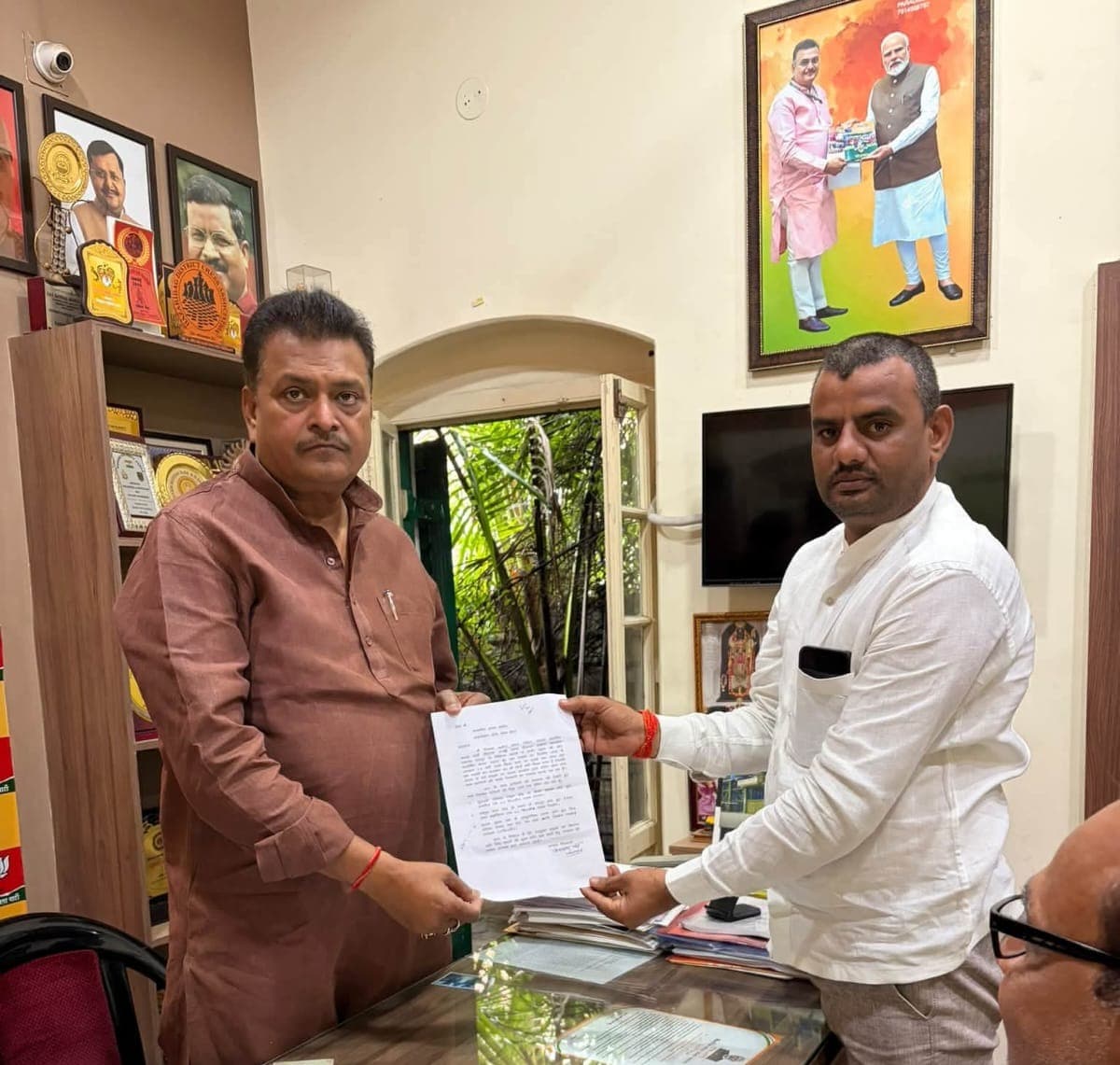दादपुर पंचायत के विकास में बाधा बनीं जर्जर सड़कें, निर्माण के लिए उठी आवाज
