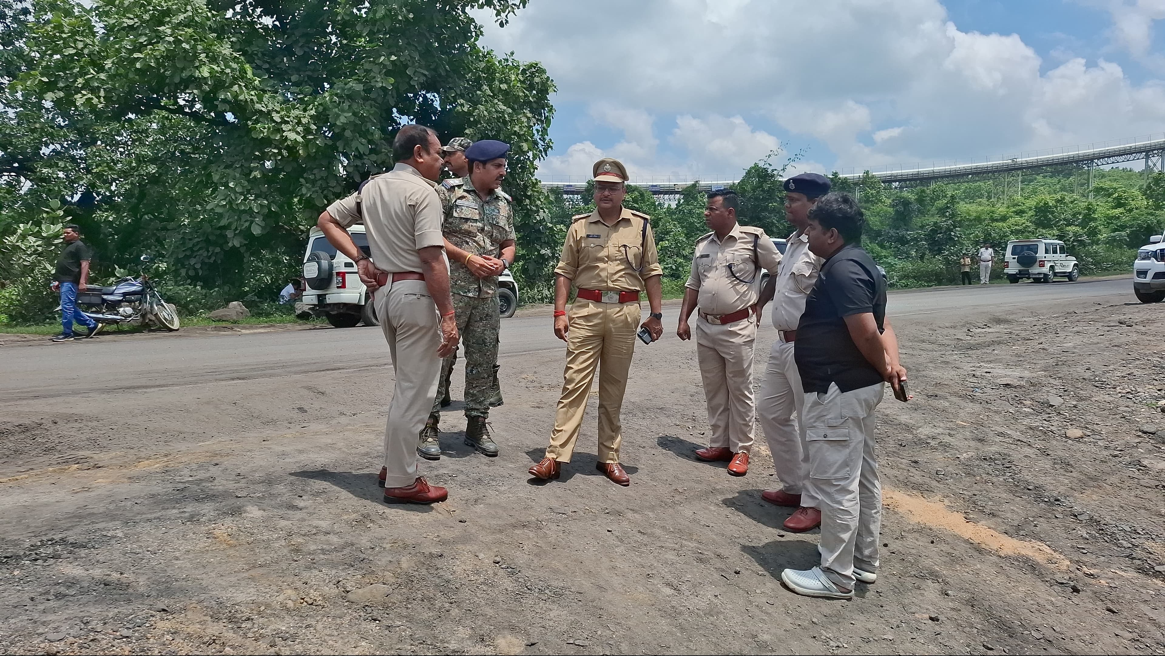 बड़कागांव में कोयला परिवहन वाहनों पर फायरिंग, प्रिंस खान के नाम का पर्चा मिलने से दहशत