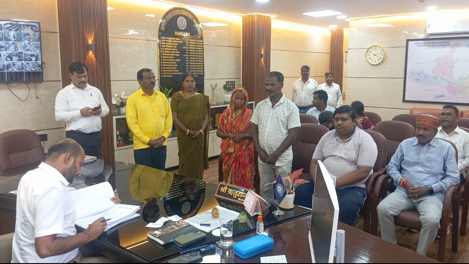 जनता दरबार में उपायुक्त ऋतुराज ने सुनीं आम लोगों की समस्याएं, अधिकारियों को त्वरित कार्रवाई के निर्देश