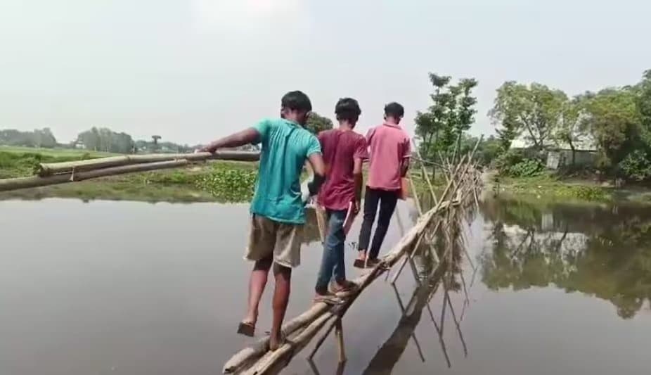 बांस की बल्लियों पर जीवन का सफर: कटिहार गांव की कठिनाई