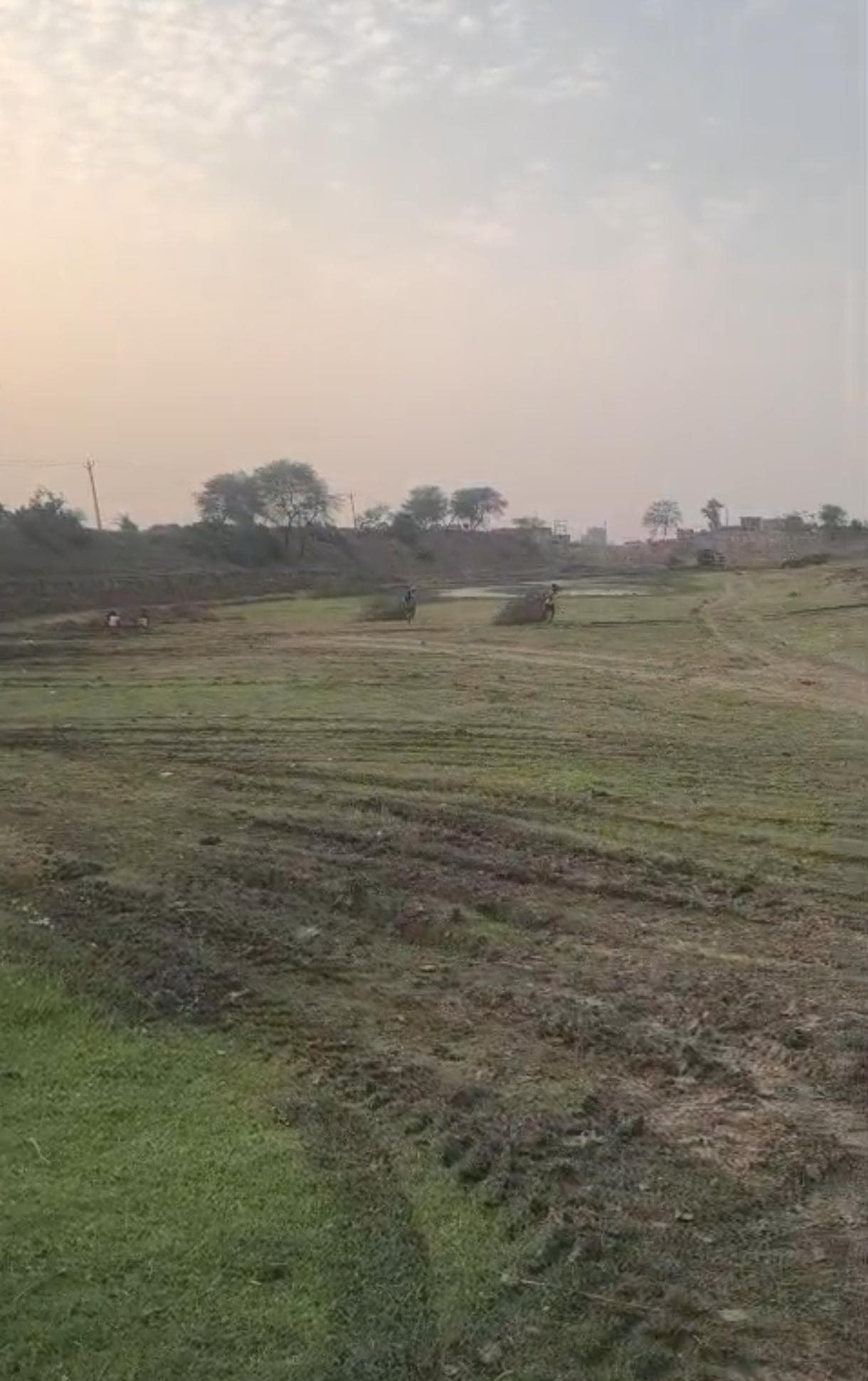 खावा आहर मिट्टी कटाव कार्य पर उठे सवाल, ग्रामीणों ने जांच की मांग की