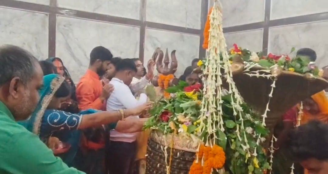 बारिश भी नहीं डिगा पाई आस्था, सावन की पहली सोमवारी पर भद्रकाली मंदिर में उमड़ा शिवभक्तों का जनसैलाब