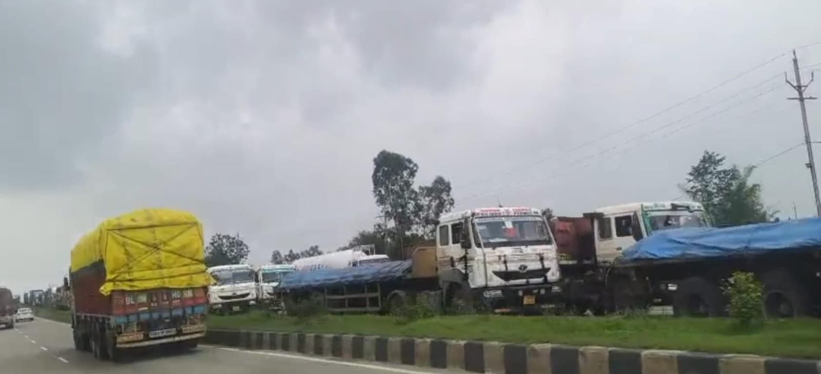 महूदी मोड़ से केसठ कमलवार तक महाजाम, सड़क निर्माण कंपनी की लापरवाही से राहगीर बेहाल
