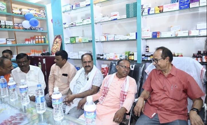 चतरा मोड़ में मेडकेयर दवाखाना का उद्घाटन, डॉ. योगेंद्र सिंह ने किया शुभारंभ